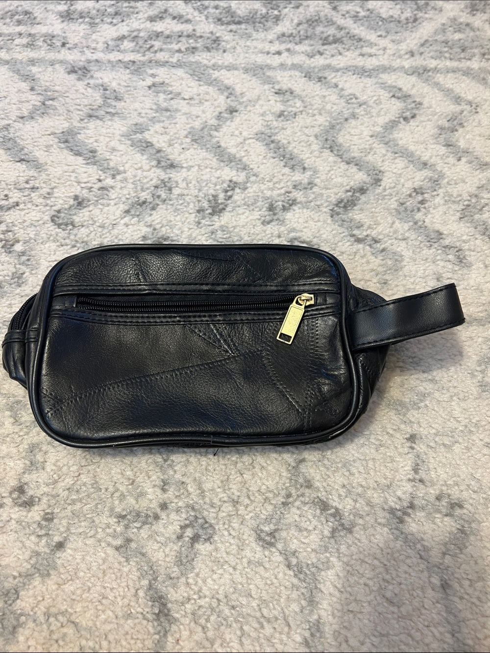 London Fog Black Leather Men’s Travel Bag with Zip Pocket